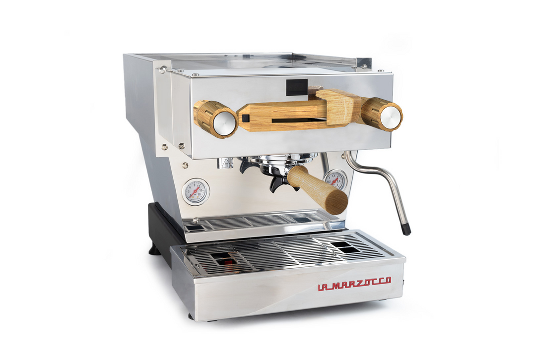 Conjunto em madeira Brewspire de carvalho montado numa máquina de café espresso La Marzocco em aço inoxidável, vista frontal