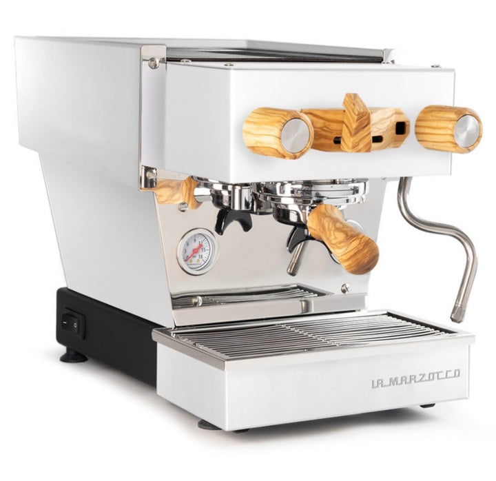 Conjunto em madeira Brewspire de oliveira montado numa máquina de café espresso La Marzocco em aço inoxidável, vista lateral