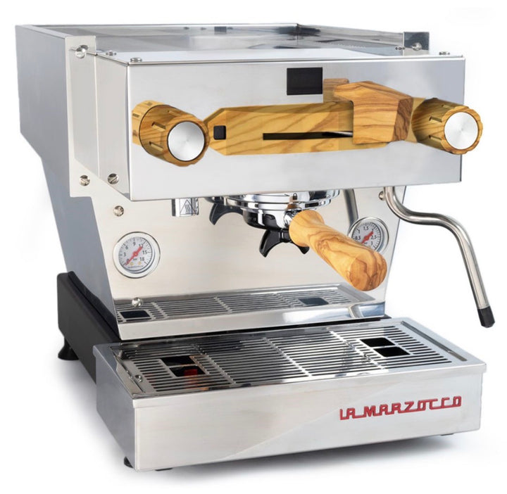 Conjunto em madeira Brewspire de oliveira montado numa máquina de café espresso La Marzocco em aço inoxidável, perspetiva frontal