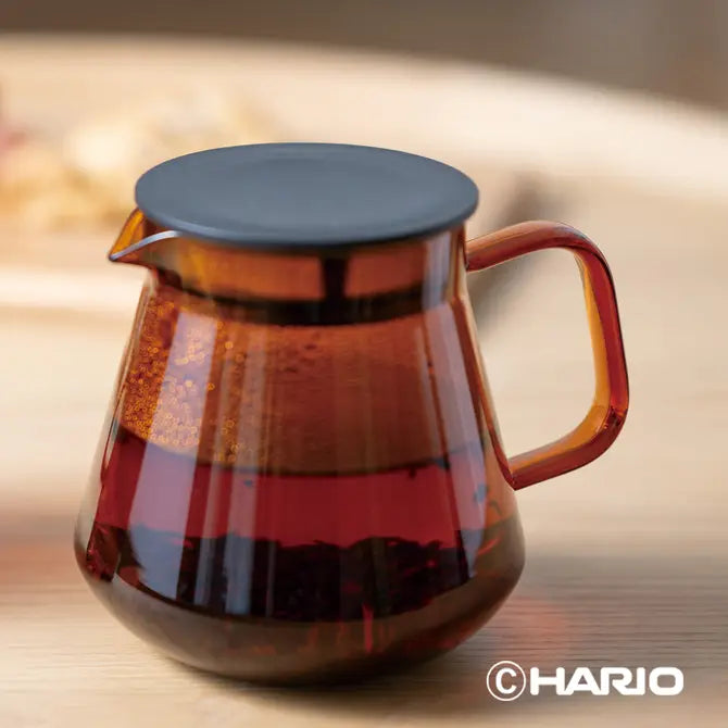 Hario Colors Tea & Coffee Server 600 ml getöntes Glas mit Sieb-Deckel – Coffee Coaching Club 1