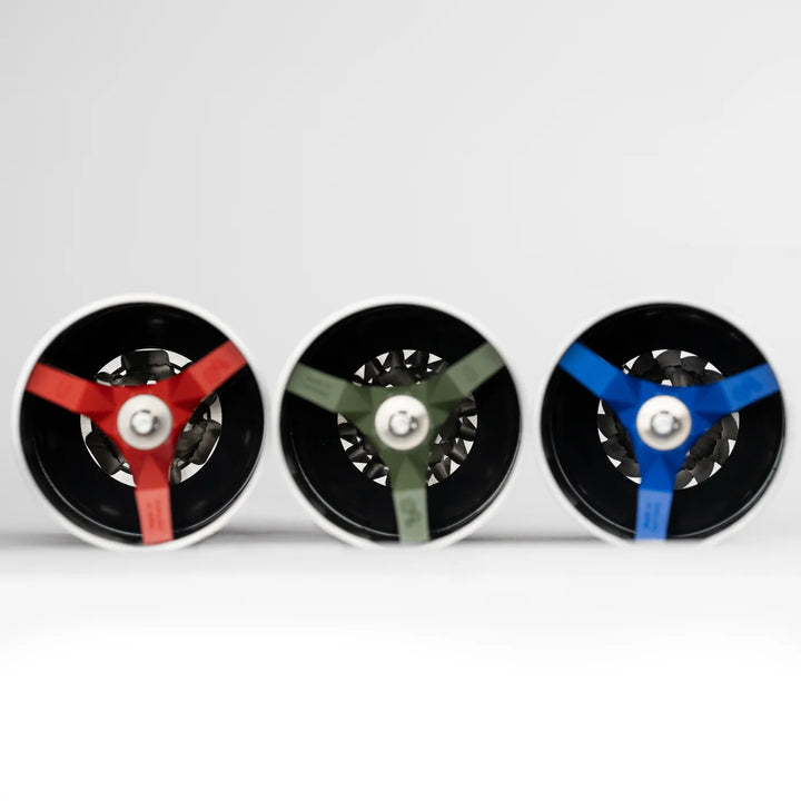 Comandante C40 MK4 avec meules Tigershark – vue de dessus comparant trois coloris de boîtier (rouge, olive, bleu) – Coffee Coaching Club