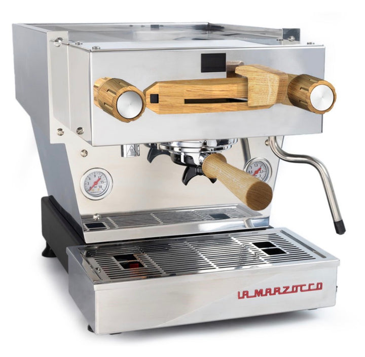 Conjunto em madeira Brewspire de carvalho montado numa máquina de café espresso La Marzocco em aço inoxidável, vista de três quartos