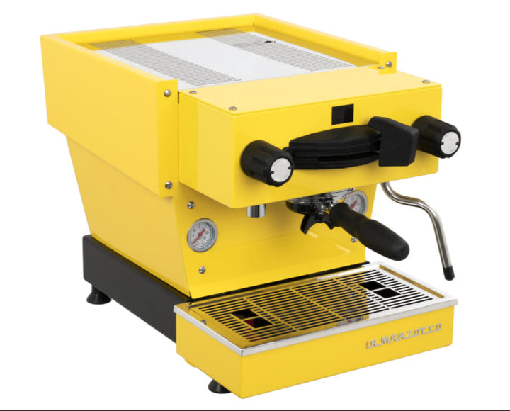 La Marzocco Linea Mini R en Amarillo – Vista Lateral – Coffee Coaching Club 9