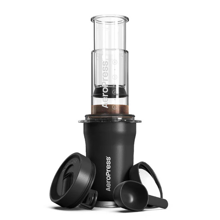 AeroPress Go Plus Travel System nero, smontato con bicchiere, pressa e accessori - Coffee Coaching Club