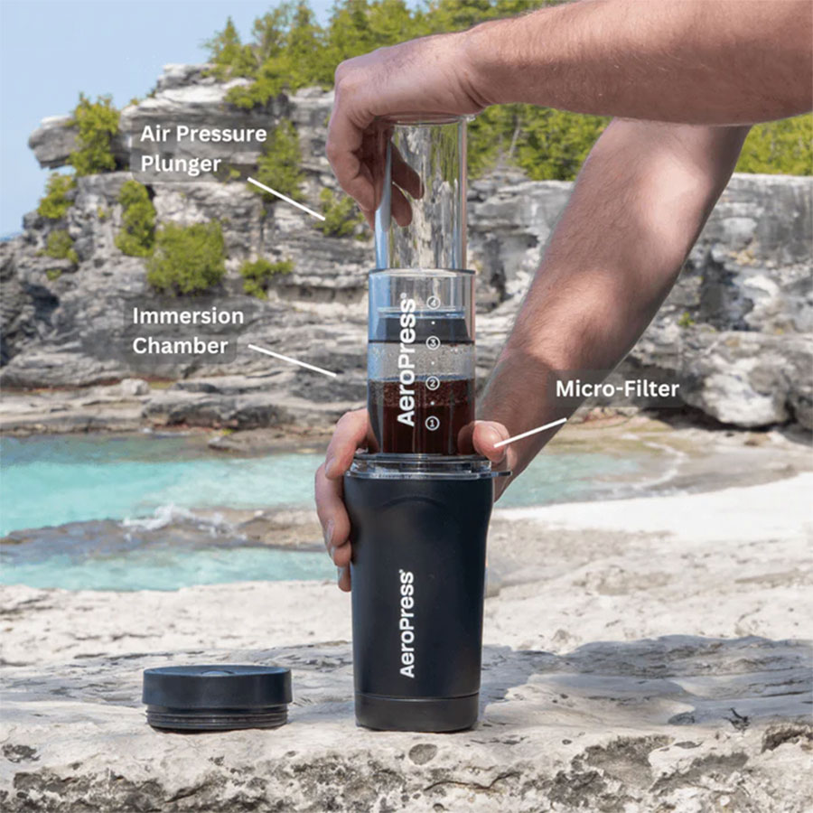AeroPress Go Plus Travel System nero in uso vicino all&