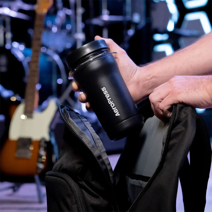 AeroPress Go Plus Travel System nero riposto in uno zaino - Coffee Coaching Club