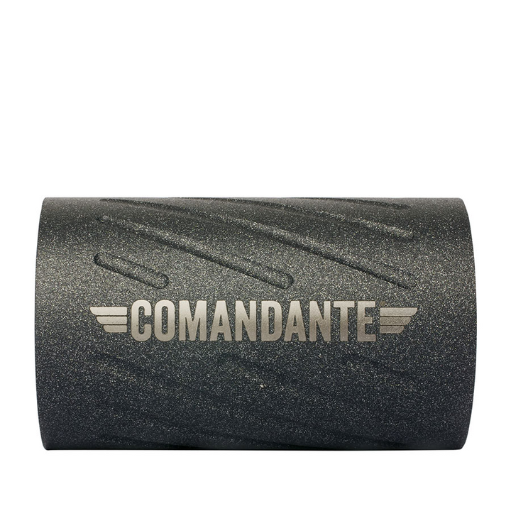 Comandante C60 Baracuda Nautilus Blue – Nahaufnahme des gebürsteten Stahlkorpus mit Comandante-Logo – Coffee Coaching Club