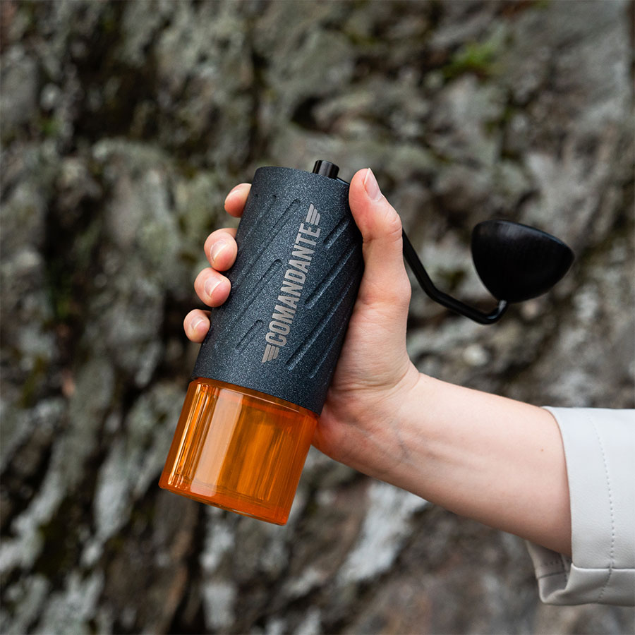 Comandante C60 Baracuda Nautilus Blue – Handmühle wird in der Hand gehalten – Coffee Coaching Club