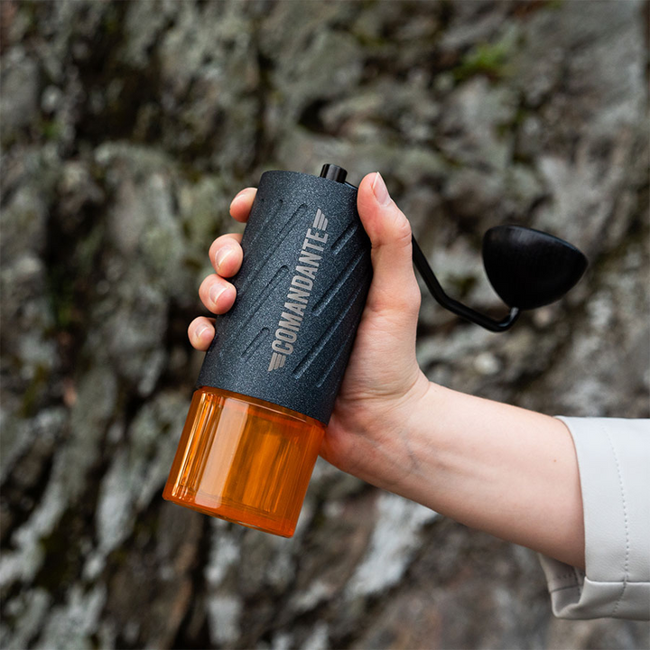 Comandante C60 Baracuda Nautilus Blue – Handmühle wird in der Hand gehalten – Coffee Coaching Club