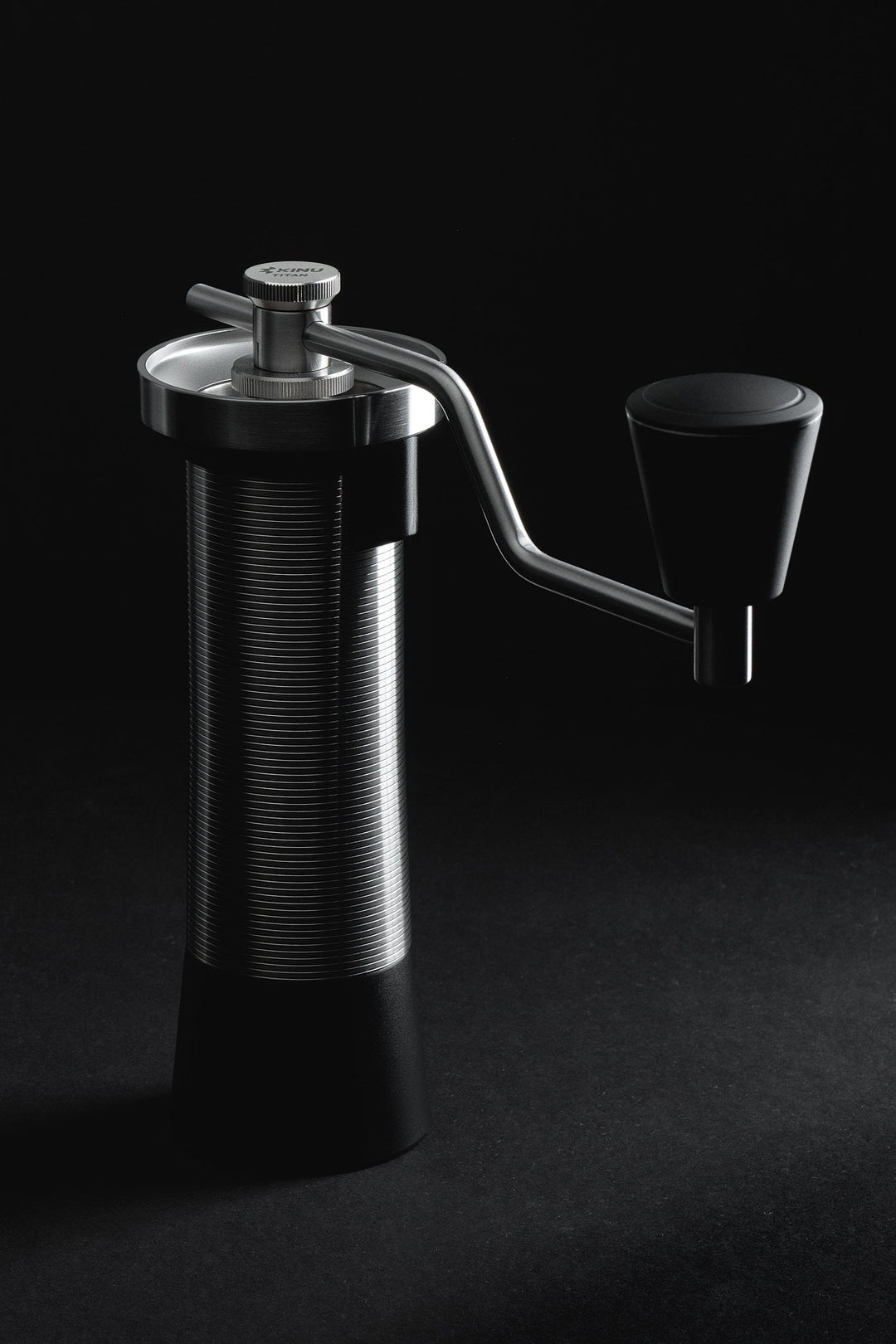 Kinu M47 Titan – moulin à main premium en titane - Coffee Coaching Club