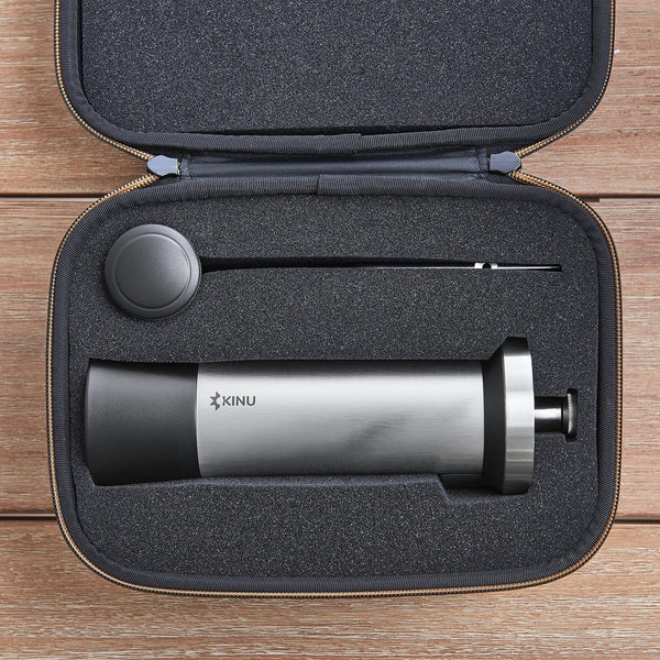 Kinu M47 Titan – moulin à main premium en titane - Coffee Coaching Club