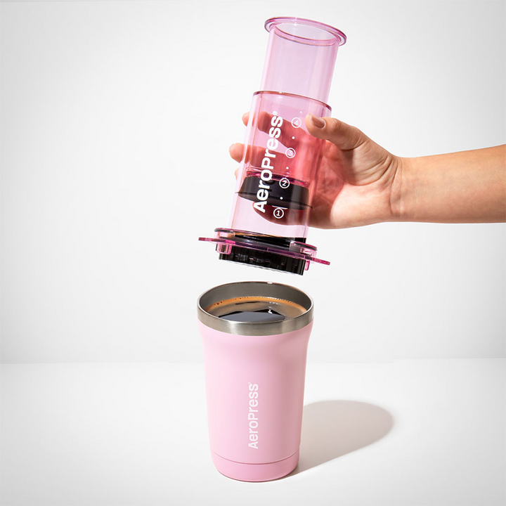 AeroPress Go Plus Travel System rosa, la pressa sollevata dopo l&