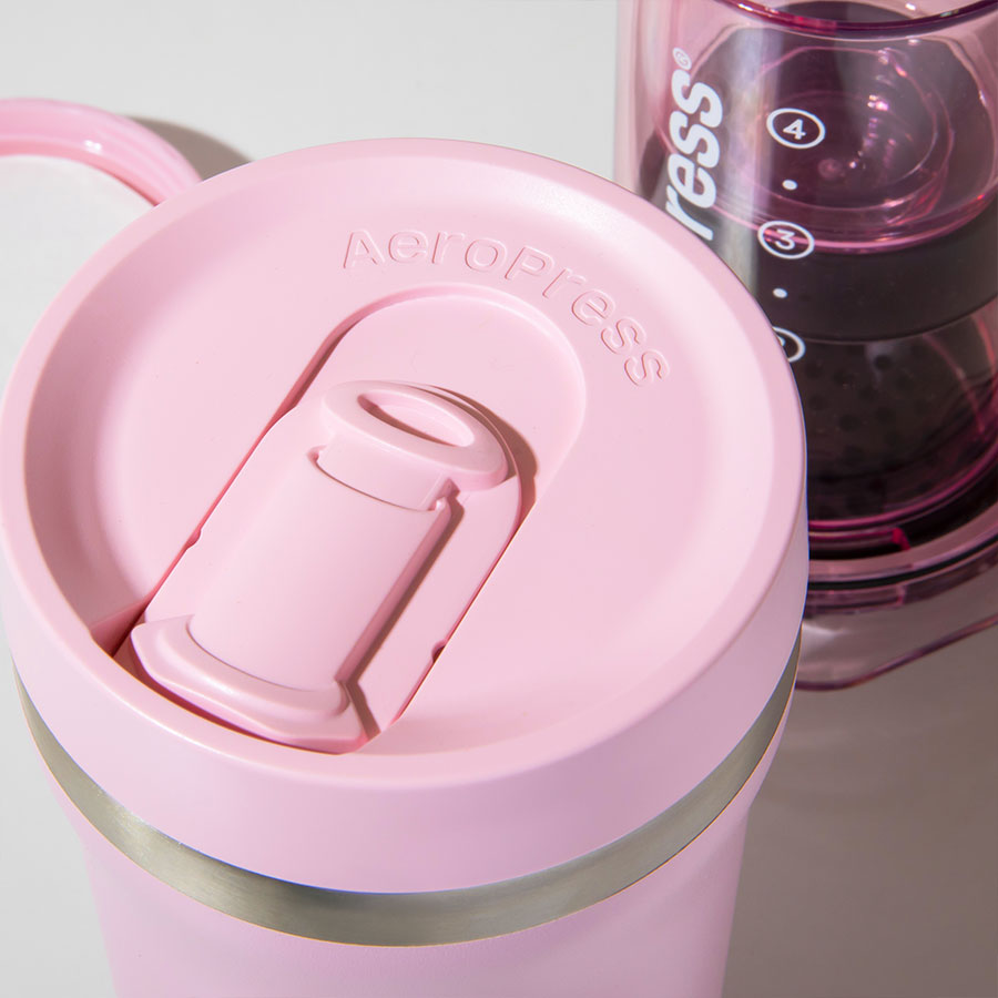 AeroPress Go Plus Travel System rosa, primo piano del coperchio da viaggio - Coffee Coaching Club