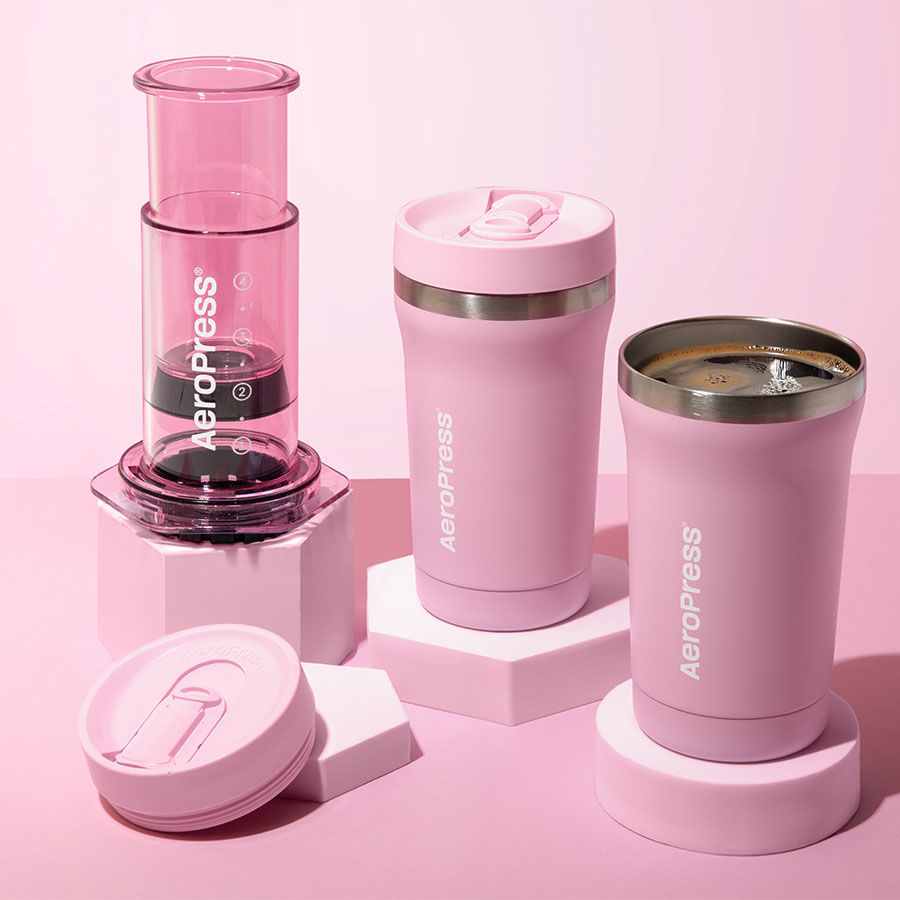 AeroPress Go Plus Travel System rosa: pressa, bicchiere con coperchio e bicchiere con caffè - Coffee Coaching Club
