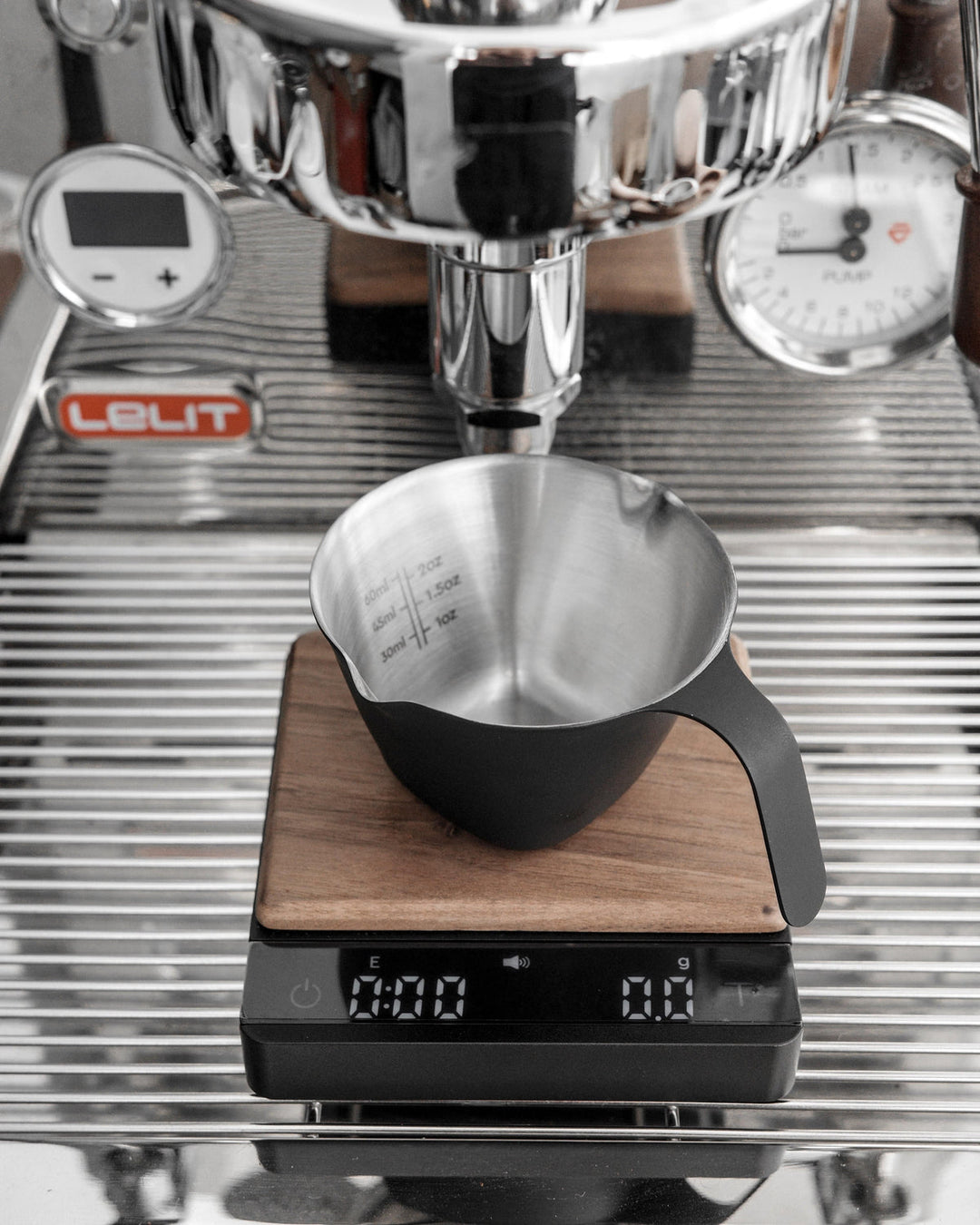 Normcore Báscula de Nogal Pantalla con Peso – Coffee Coaching Club 4