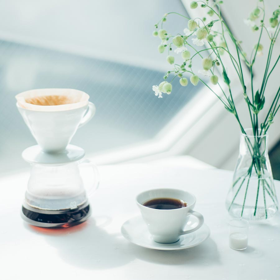 Taza de cerámica y platillo Hario con diseño V60 150ml - Blanco - Coffee Coaching Club