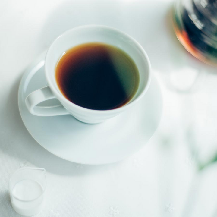 Taza de cerámica y platillo Hario con diseño V60 150ml - Blanco - Coffee Coaching Club