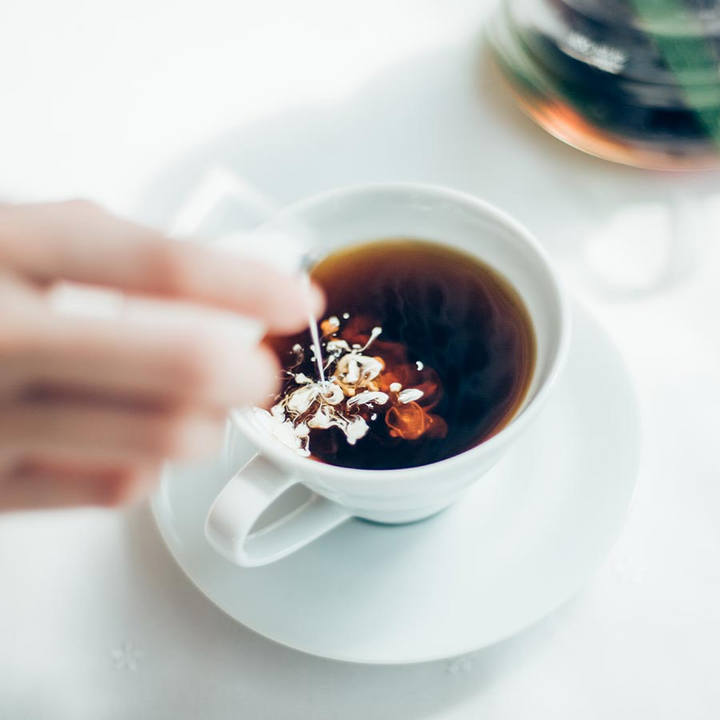 Taza de cerámica y platillo Hario con diseño V60 150ml - Blanco - Coffee Coaching Club