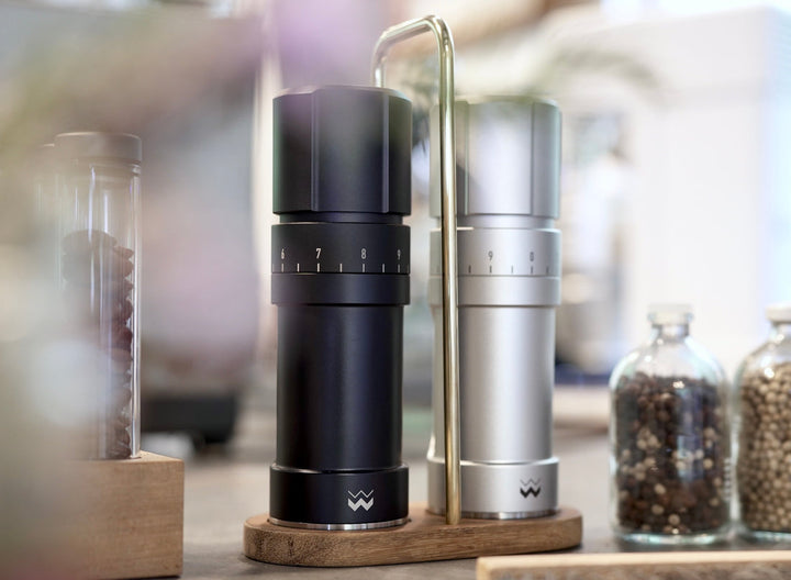 Weber Workshops Salz- und Pfeffermühle mit Teak-Ständer – Coffee Coaching Club 1