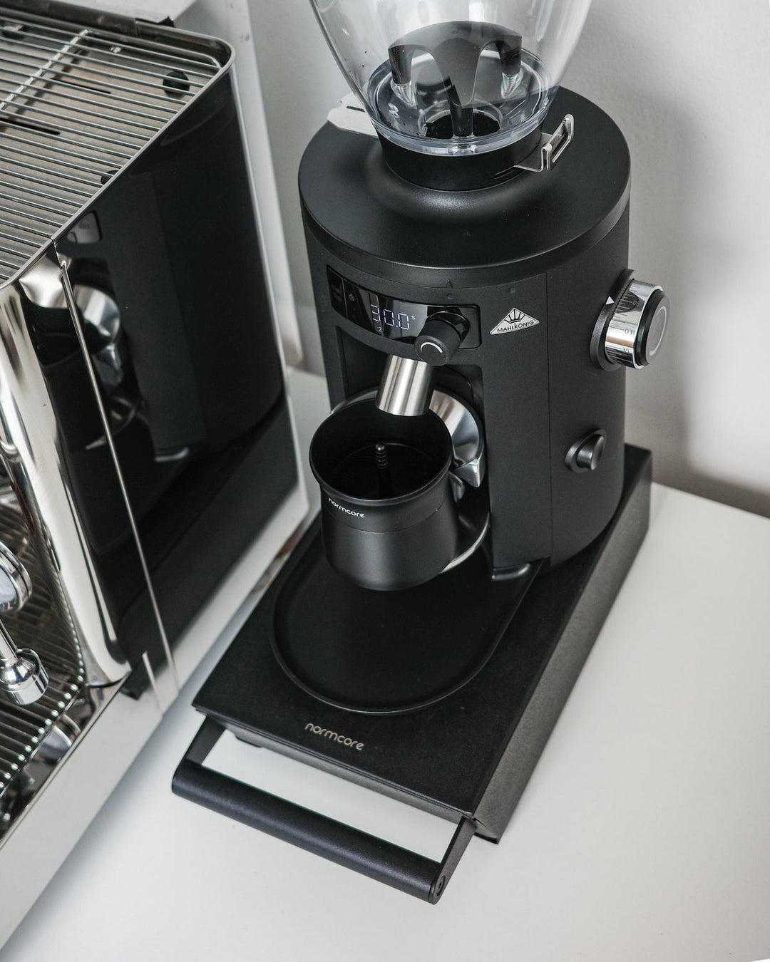 Normcore 2-in-1 Dosing Cup und Shaker eloxiertes Aluminium – Coffee Coaching Club 2