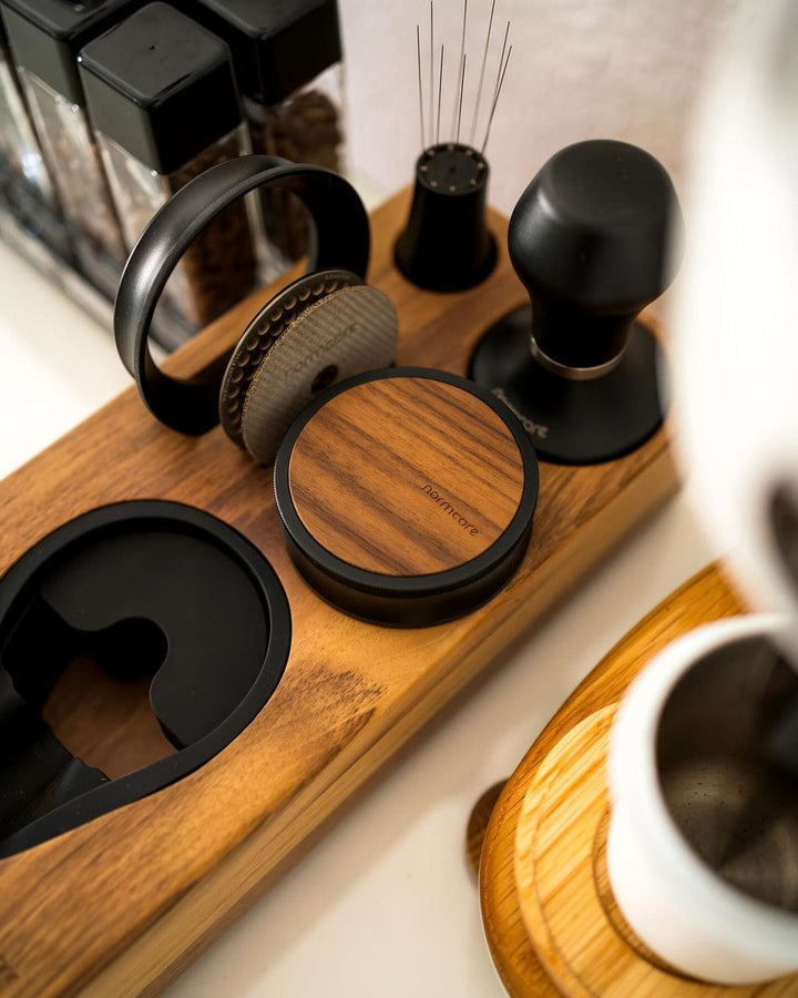 Normcore Holz-Tampingstation mit Siebträger und Tamper – Coffee Coaching Club 2
