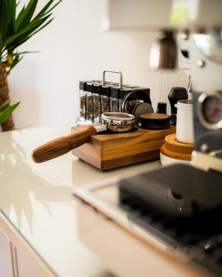 Normcore Holz-Tampingstation Nussbaum Detailansicht – Coffee Coaching Club 8