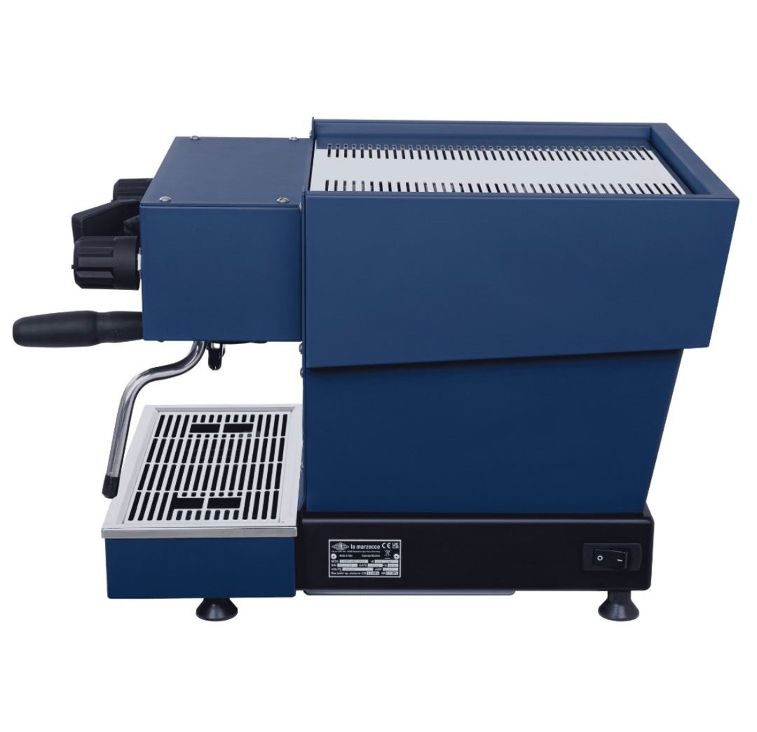 La Marzocco Linea Mini R in Marineblau – Seitenansicht von rechts – Coffee Coaching Club