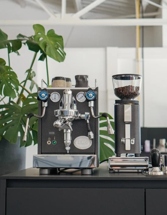 ECM Mechanika VI Slim PID Exclusive Line – Lifestyle-Aufnahme mit Kaffeemühle in der Küche – Coffee Coaching Club 3