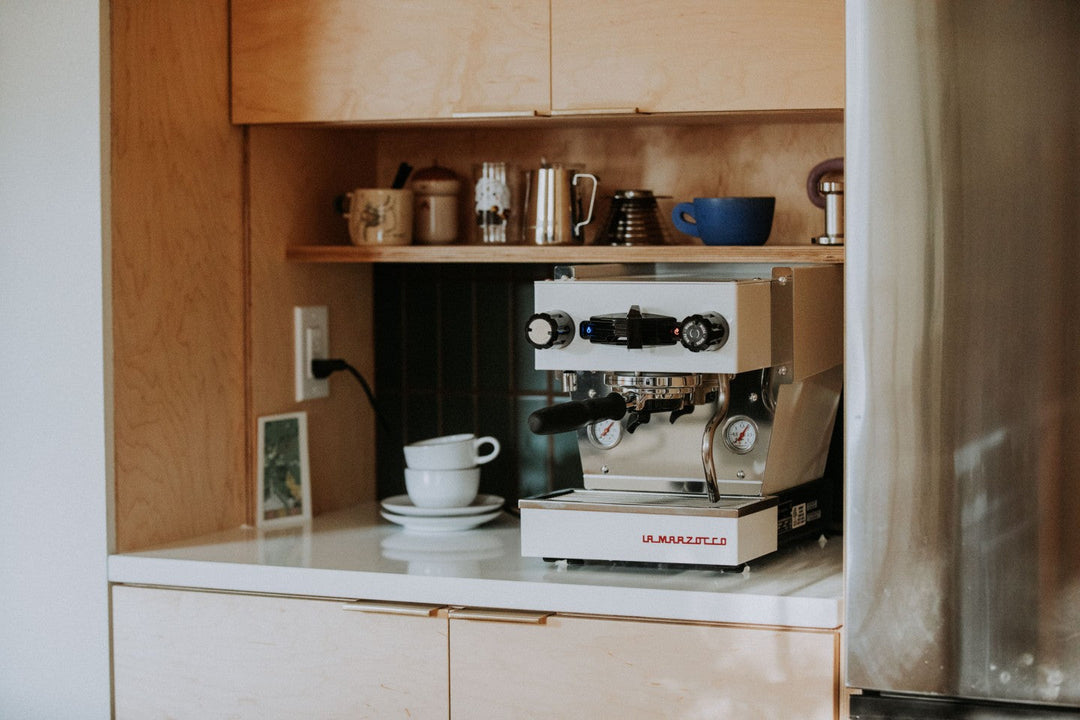 La Marzocco Linea Micra em Preto – Ambiente em cozinha moderna – Coffee Coaching Club