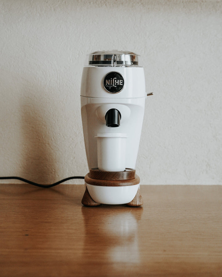 Normcore Dosing Cup bianco bordo perimetrale – Coffee Coaching Club 2