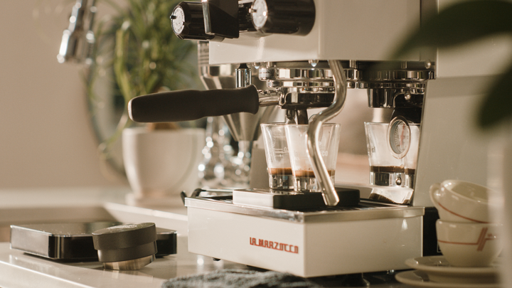 Máquina de espresso La Marzocco – Ambiente em cozinha moderna de conceito aberto – Coffee Coaching Club
