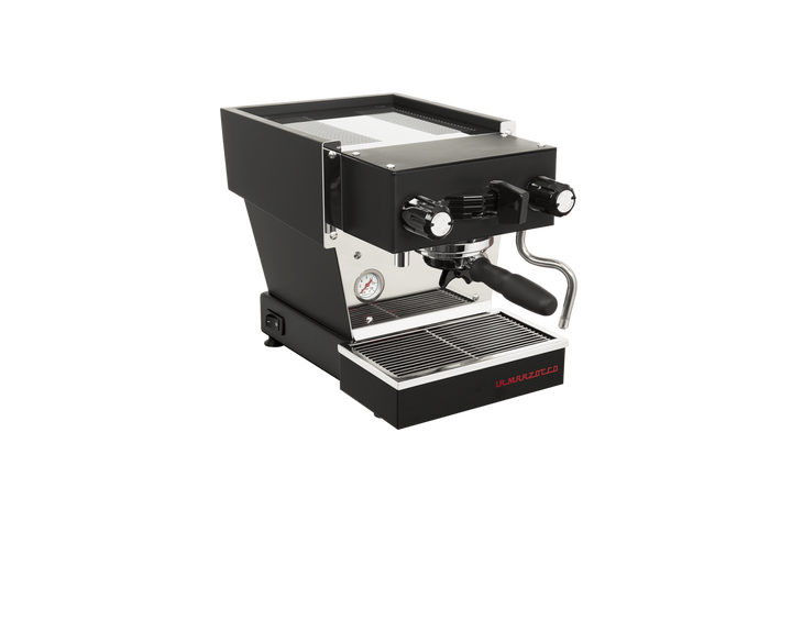 La Marzocco Linea Micra in Schwarz – Frontansicht halbseitlich – Coffee Coaching Club