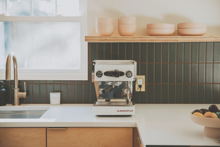 La Marzocco Linea Micra em Branco – Ambiente em cozinha luminosa – Coffee Coaching Club