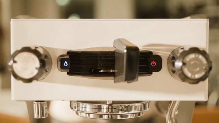 La Marzocco Linea Micra em Preto – Vista detalhada do grupo e manómetro – Coffee Coaching Club