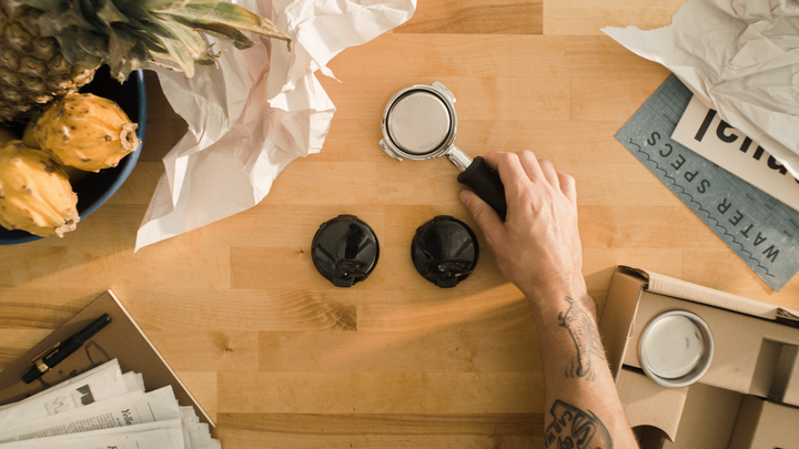 La Marzocco Linea Micra – Tamper e ritual do espresso sobre tábua de madeira – Coffee Coaching Club