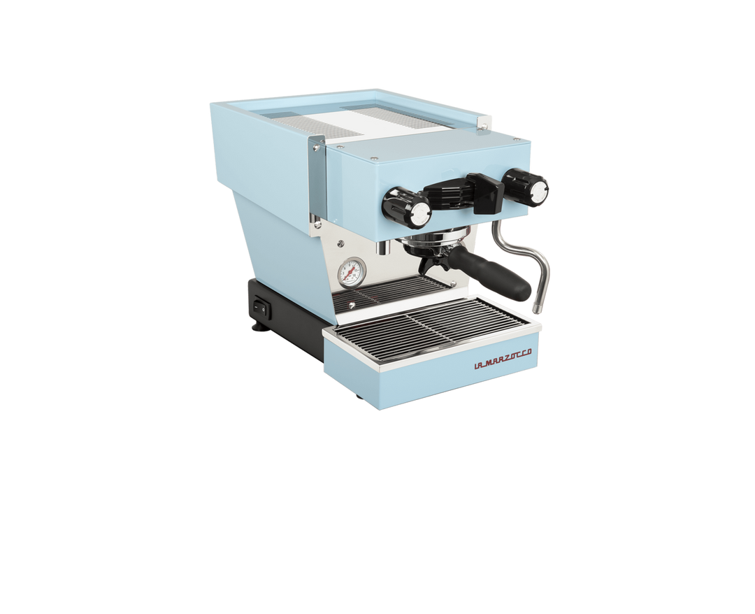 La Marzocco Linea Micra em Azul claro – Vista frontal em ângulo – Coffee Coaching Club