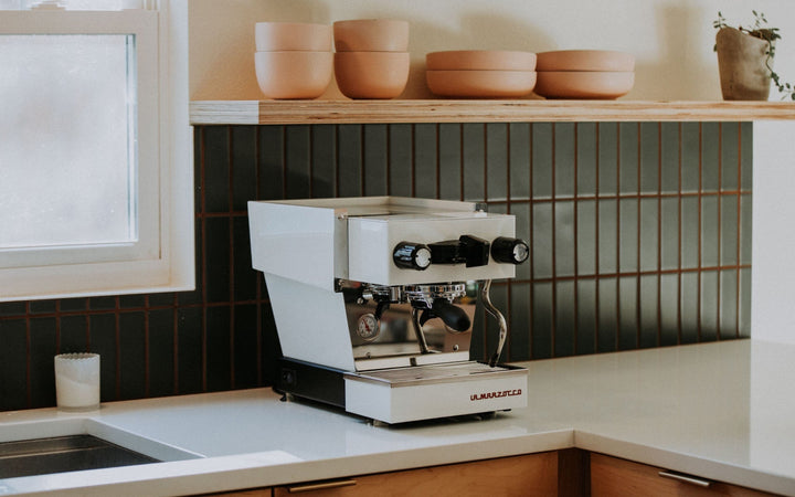 La Marzocco Linea Micra em Branco – Ambiente em cozinha moderna – Coffee Coaching Club