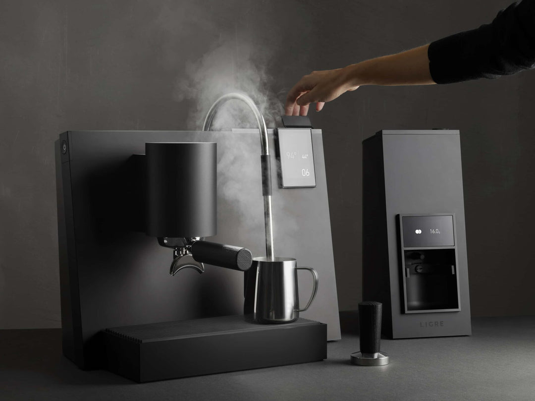 Ligre Youn machine à espresso design en noir mat – en action – Coffee Coaching Club