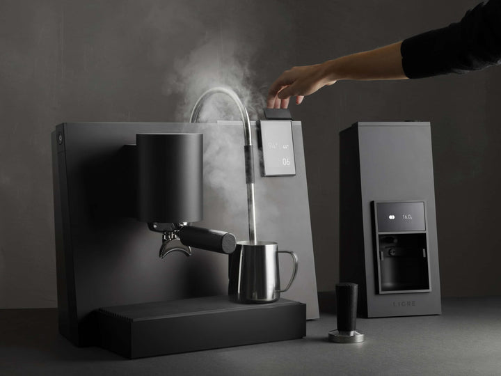 Ligre Youn machine à espresso design en noir mat – en action – Coffee Coaching Club