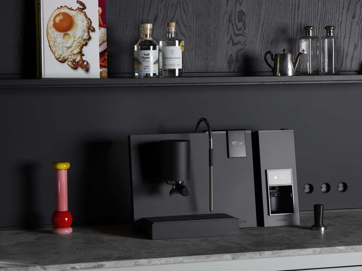 Ligre Youn machine à espresso design en noir mat – tout en noir – Coffee Coaching Club