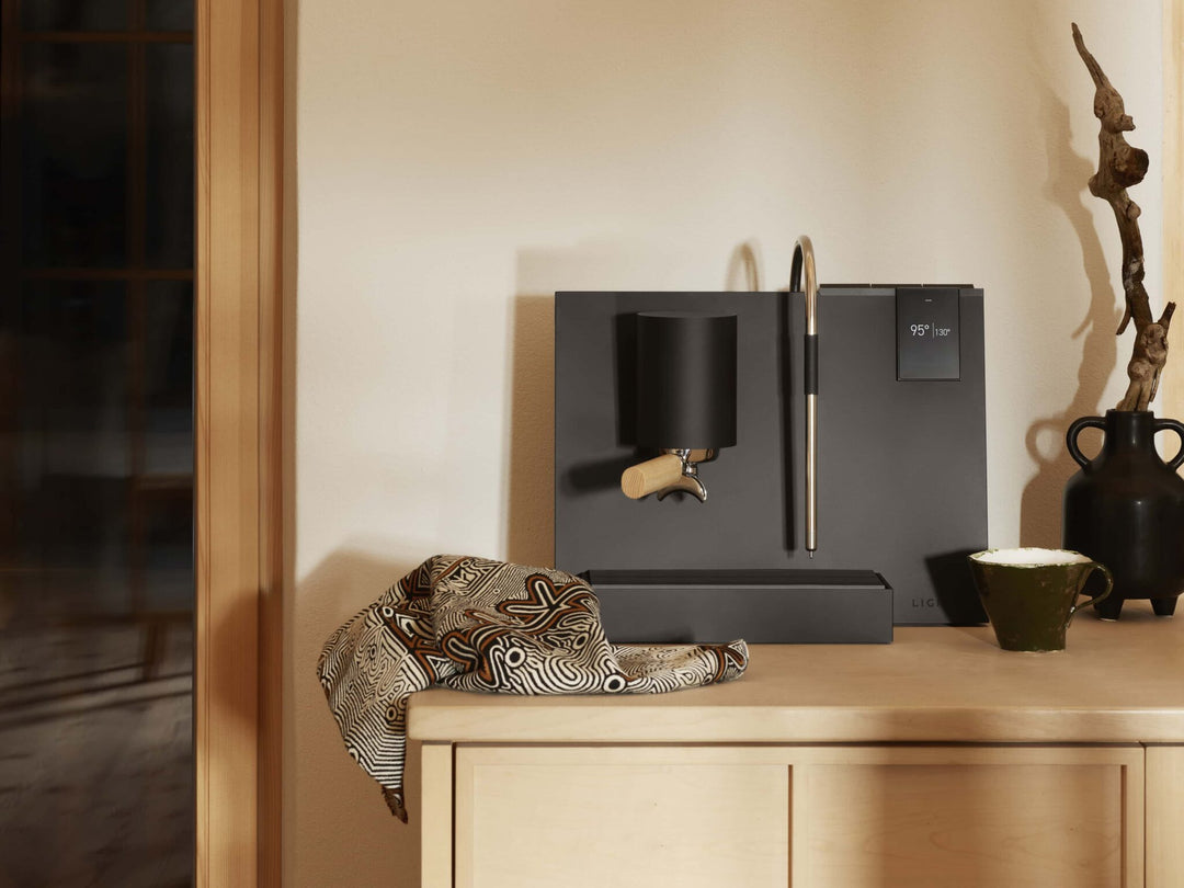 Ligre Youn machine à espresso design en noir mat – ambiance lifestyle à la maison – Coffee Coaching Club
