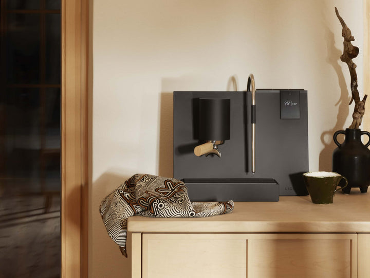 Ligre Youn machine à espresso design en noir mat – ambiance lifestyle à la maison – Coffee Coaching Club