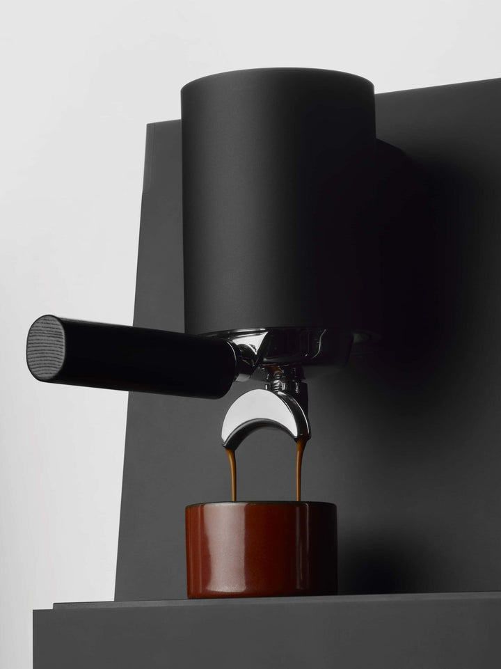 Ligre Youn machine à espresso design en noir mat – vue détaillée – Coffee Coaching Club