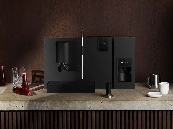 Ligre Youn machine à espresso design en noir mat – ambiance lifestyle en restauration – Coffee Coaching Club
