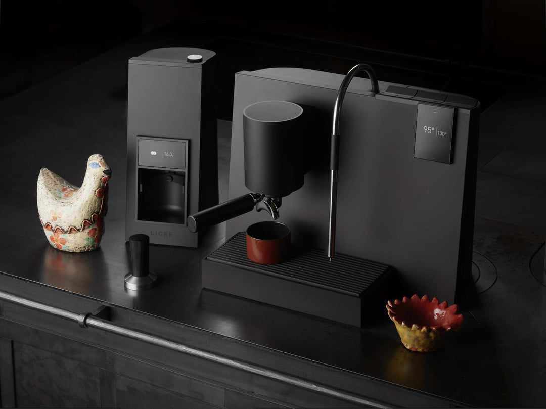 Ligre Youn machine à espresso design en noir mat – ambiance lifestyle artistique – Coffee Coaching Club
