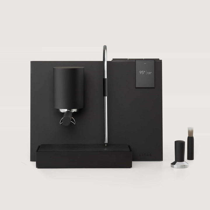 Machine à espresso design Ligre Youn en noir mat avec accent hêtre – photo de set - Coffee Coaching Club