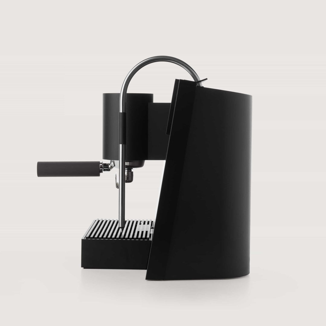 Ligre Youn machine à espresso design en noir mat avec accent en hêtre – Coffee Coaching Club