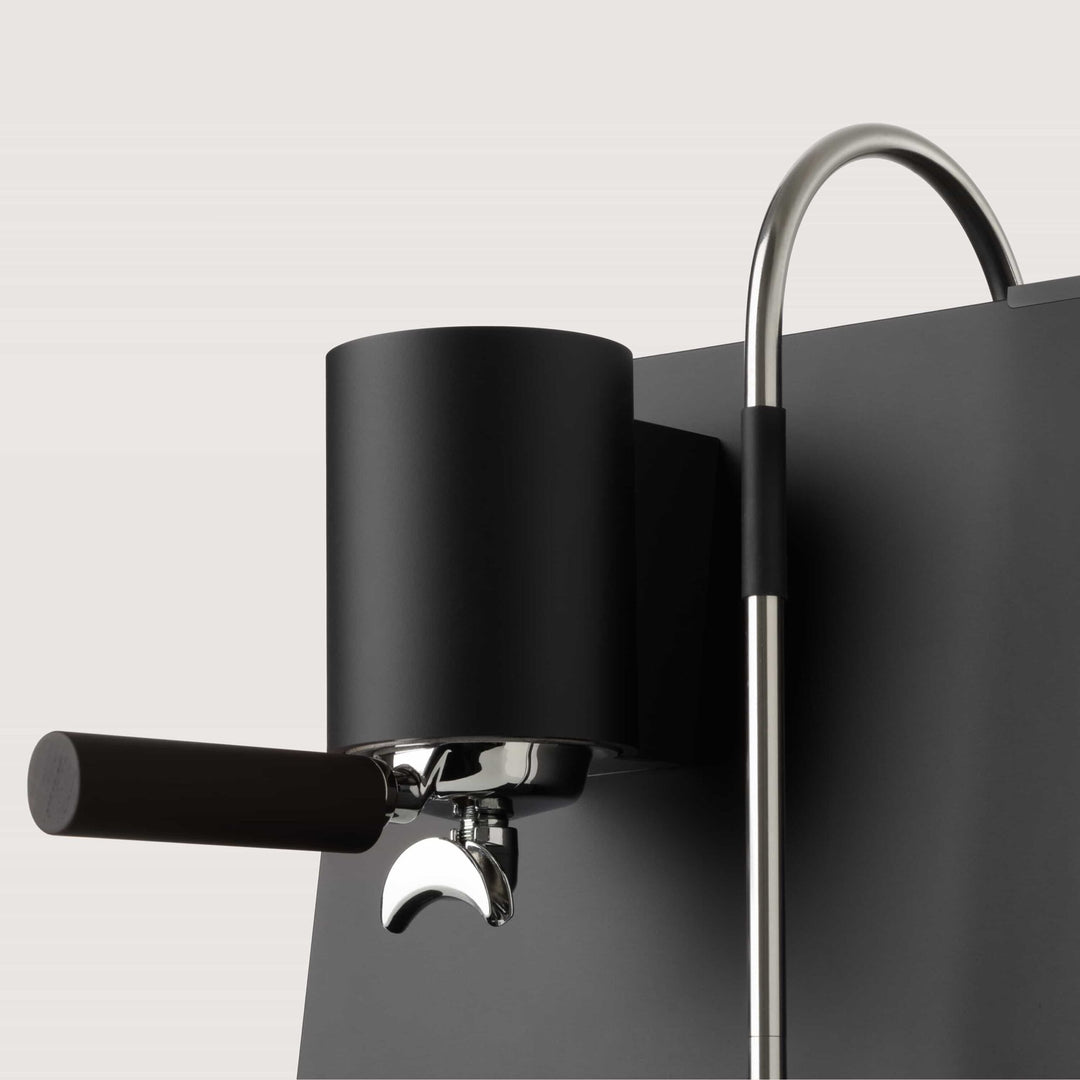 Ligre Youn machine à espresso design en noir mat avec accent en hêtre – Coffee Coaching Club
