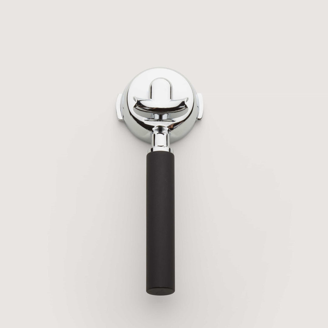 Ligre Youn machine à espresso design en noir mat avec accent en hêtre – Coffee Coaching Club