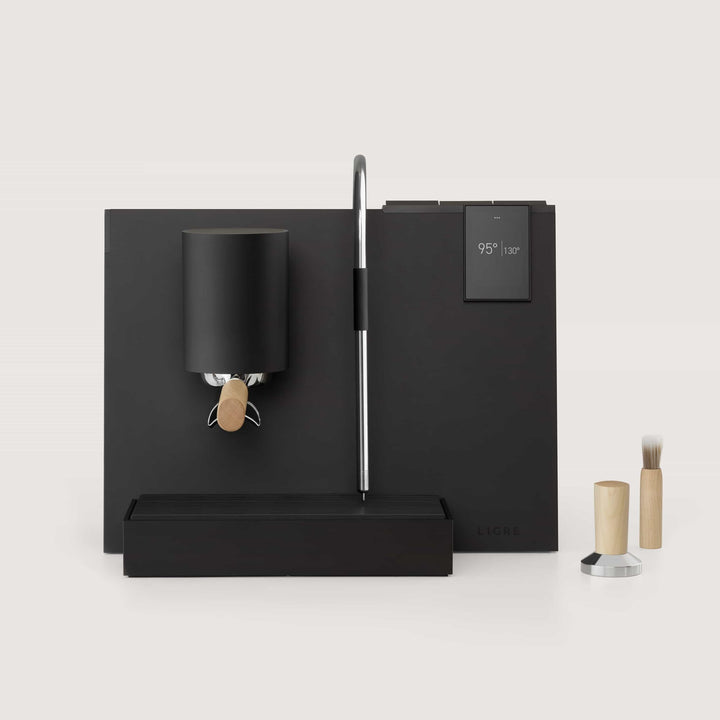 Machine à espresso design Ligre Youn en noir mat avec accent érable – photo de set - Coffee Coaching Club
